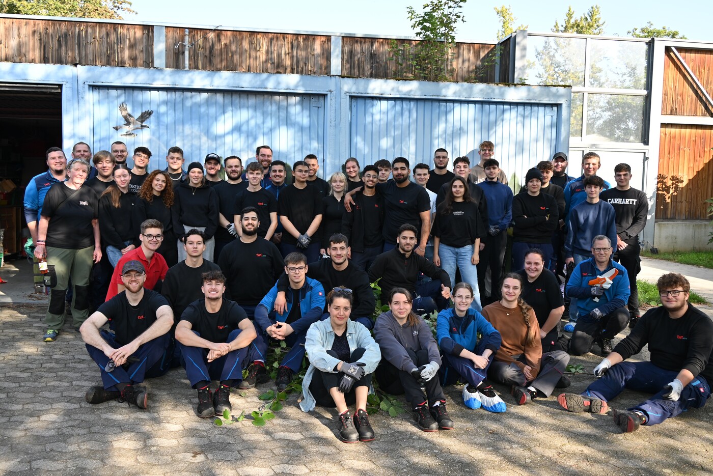 Die Auszubildenden und dual Studierenden von TWL vor dem Tierheim Ludwigshafen